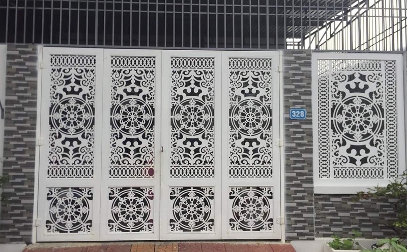Mẫu cửa sắt 4 cánh hoa văn trắng