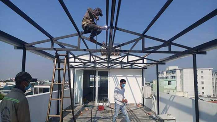 Thi công mái tôn chống nóng sân thượng chọn loại tôn nào tốt nhất Thi công mái tôn chống nóng sân thượng chọn loại tôn nào tốt nhất